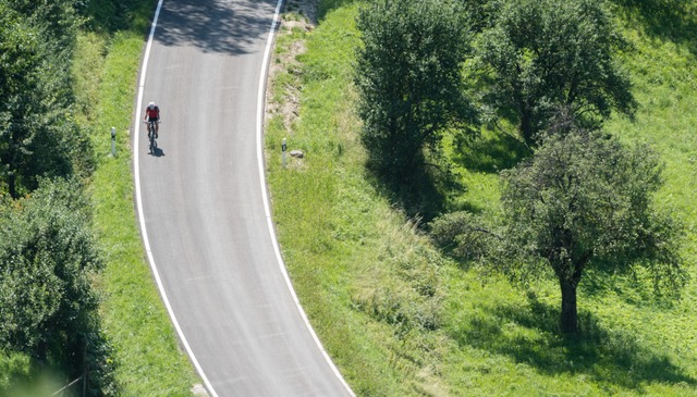 Ein Rennradfahrer fhrt einen Berg hoch.  | Foto: Sebastian Gollnow