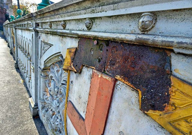 Das Freiburger Stadtwappen an der Schw...cke hat schon bessere Zeiten gesehen.  | Foto: Michael Bamberger