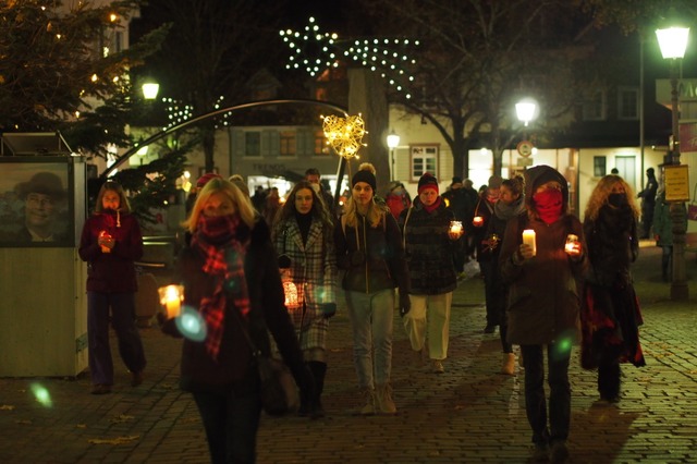 Demonstranten ziehen zur Talvogtei.  | Foto: Markus Donner