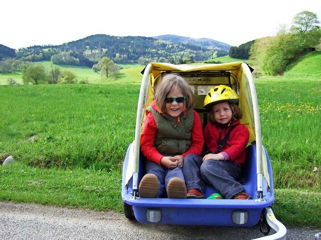 Profis im Kinderanhnger: Mila (links) und Meret auf groer Dreisamtaltour   | Foto: Patrick Kunkel
