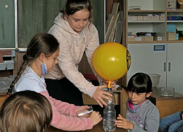 Die Mdchen bastelten einen Wasserspender.   | Foto: Privat