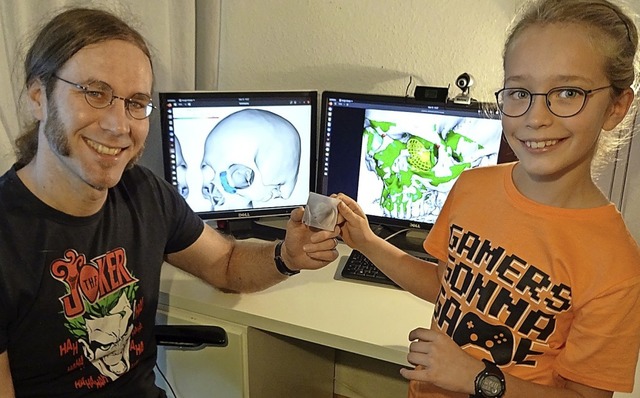 Stefan Schlager (links) und Rocco. Im ...an Schlager am Computer erstellt hat.   | Foto: Privat