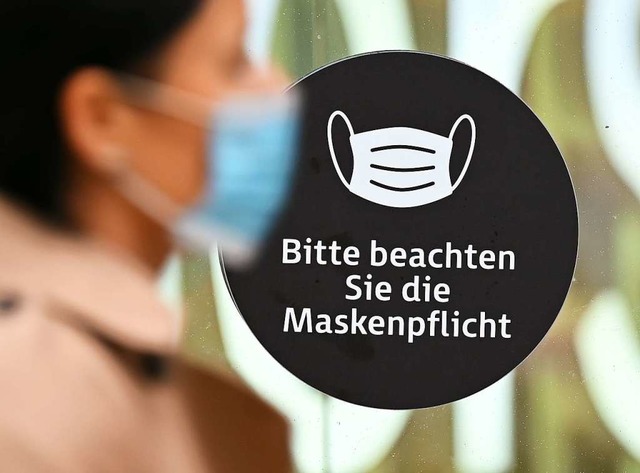 Das Tragen einer Mund-Nasen-Bedeckung ...entlichen Einrichtungen verpflichtend.  | Foto: Arne Dedert (dpa)