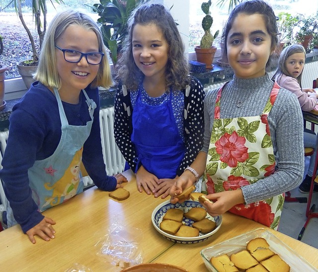 Die Mdchen beim Backen: Anfangs kommt der Zwieback in die Form.  | Foto: Privat