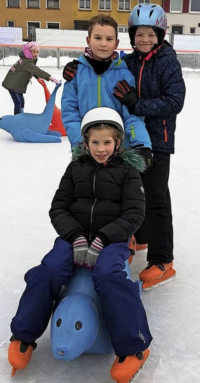 Blumberg on Ice: Marius Albiez und Lar... mit dem Robbentaxi ber die Eisbahn.   | Foto: Melanie Albiez