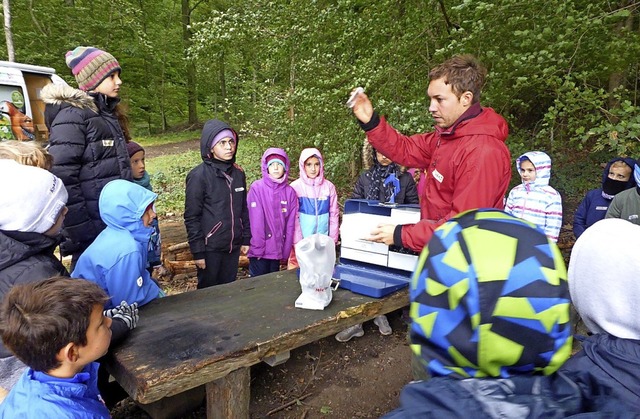 Unterricht im Wald mit Tobias Nagel vom Waldmobil   | Foto: Privat