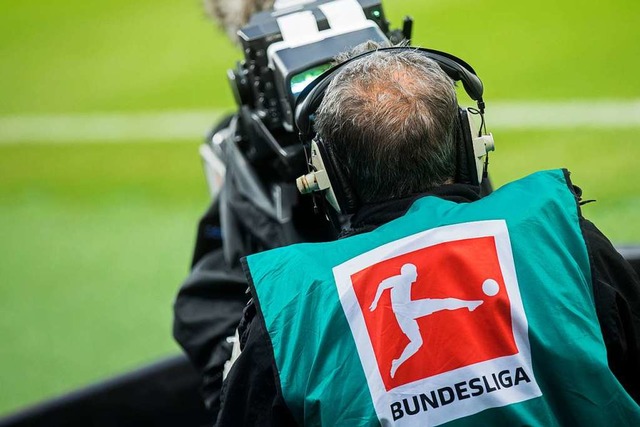 In den  Profifuball fliet viel Ferns...on  SC-Fans ist es ungerecht verteilt.  | Foto: Rolf Vennenbernd (dpa)