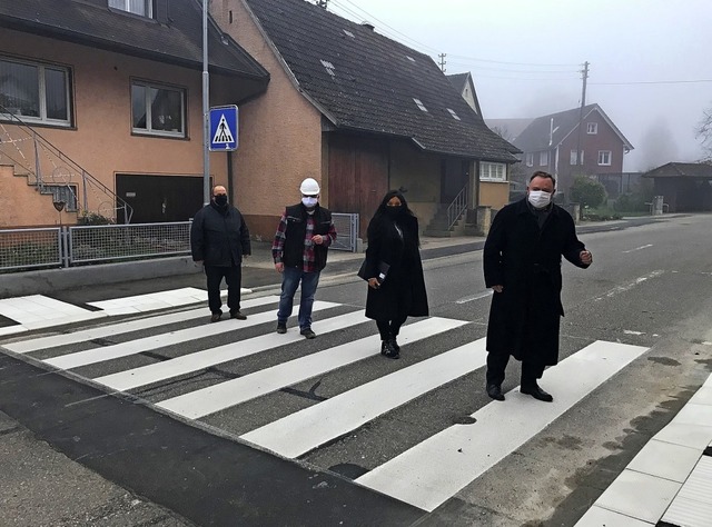 Brgermeister Heinz-Rudolf Hagenacker ...u und Ulrich Helbling vom Landratsamt.  | Foto: Tamara Keller