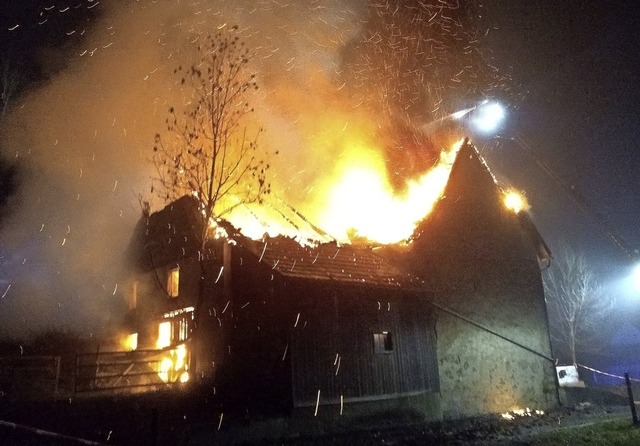 Ein Wohnhaus mit Scheune in Ewattingen...cht zum Mittwoch ein Raub der Flammen.  | Foto: Olaf Thor