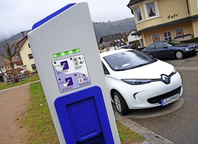 Ladesulen wie hier in Schnau sind Voraussetzung fr das Fahren mit E-Autos.  | Foto: Sattelberger