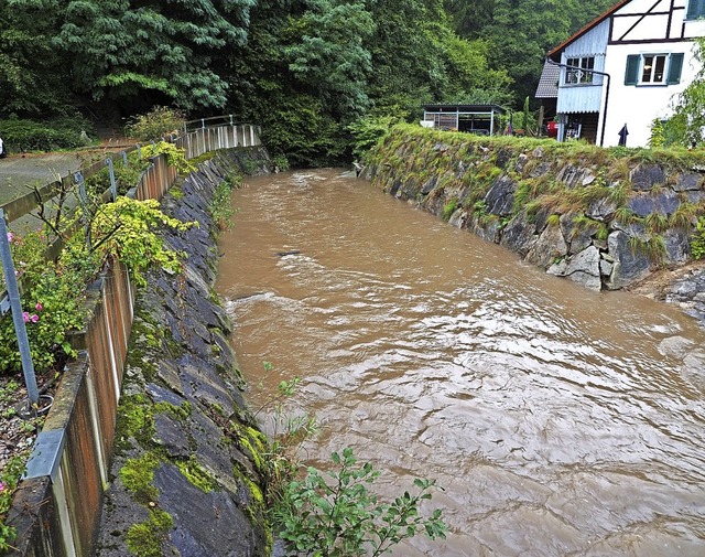 Nachbesserungen sollen das Wegbrechen der  Kanderbschung stoppen.  | Foto: Herbert Frey