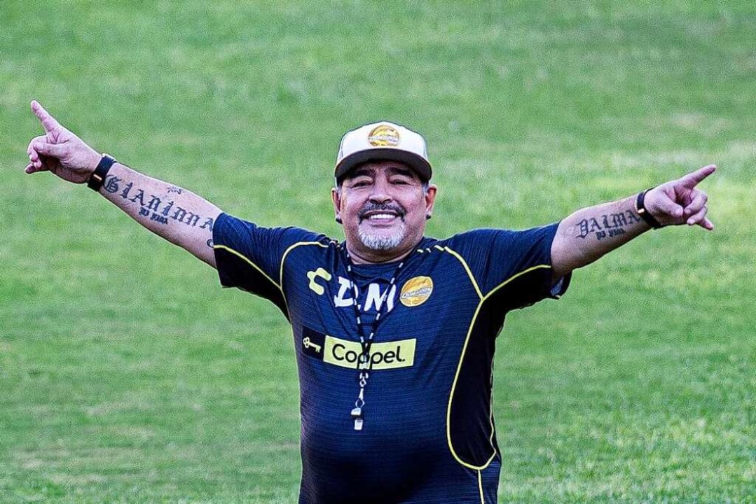 Der Ball Gehorchte Ihm Das Leben Nicht Zum Tod Von Diego Maradona Fussball International Badische Zeitung