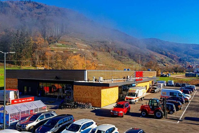 Einen Tag vor Erffnung des neuen Rewe...Betrieb auf dem Gelnde in Glottertal.  | Foto: Bernhard Wrzburger