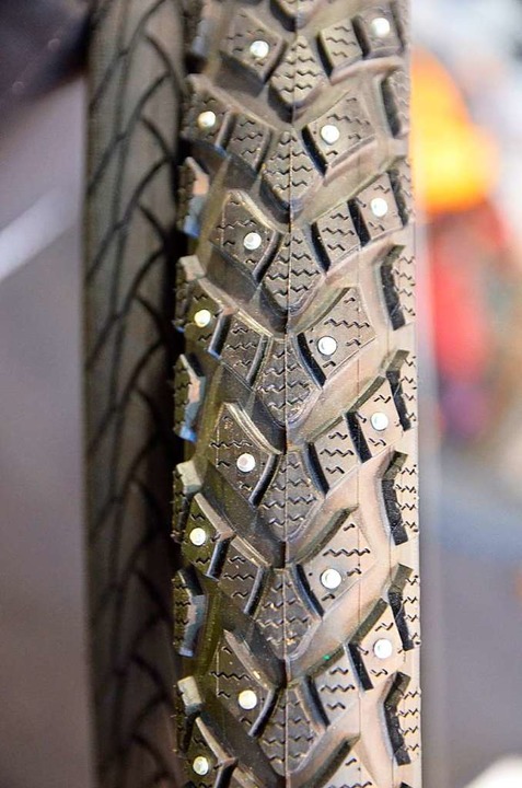 Nur fr richtige Wintertage: Reifen mit Metallspikes  | Foto: Kathrin Blum