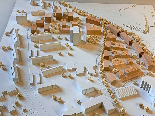 Im Modell lsst sich  erahnen, wie das...oben baut die Stadt 120 Wohneinheiten.  | Foto: Helmut Seller