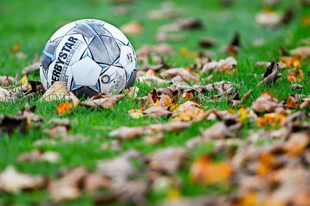 Herbststimmung im Amateurfuball: Auch...verabschiedet sich in die Winterpause.  | Foto: Patrick Seeger