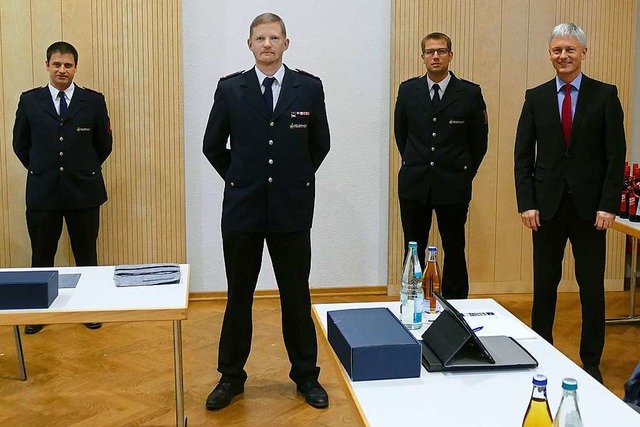 Kommandant Rainer Brinkmann wird flank... Bestellung der Feuerwehr-Fhrung vor.  | Foto: Frank Schoch