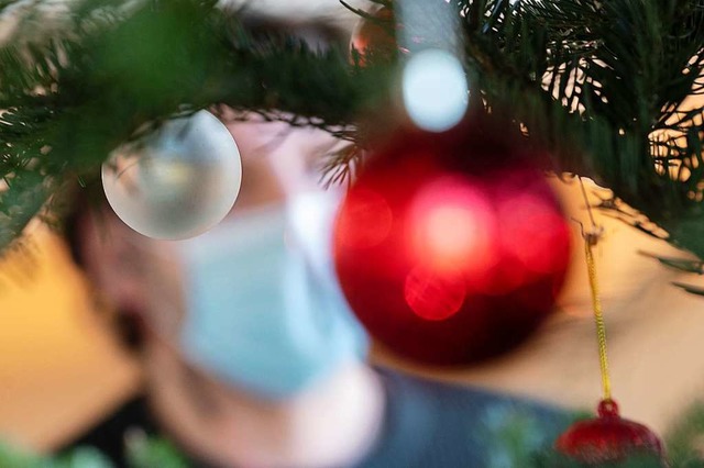 Sitzt das Coronavirus in diesem Jahr mit unter dem Weihnachtsbaum?  | Foto: Sebastian Gollnow (dpa)