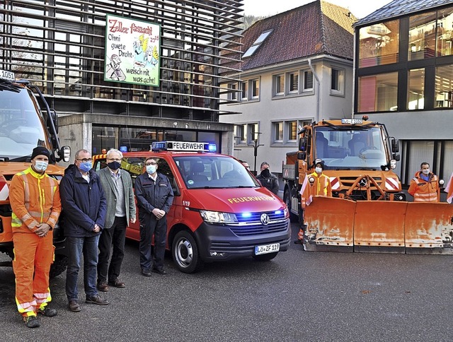 Vertreter von Stadt, Bauhof, Feuerwehr...Peter Palme durfte gleich Probesitzen.  | Foto: Nicolai Kapitz