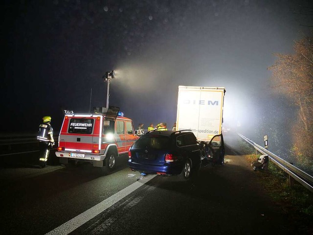 Das Auto aus der Schweiz klemmte acht ...eter lang unter dem Heck des Lastzugs.  | Foto: Patrick Kerber