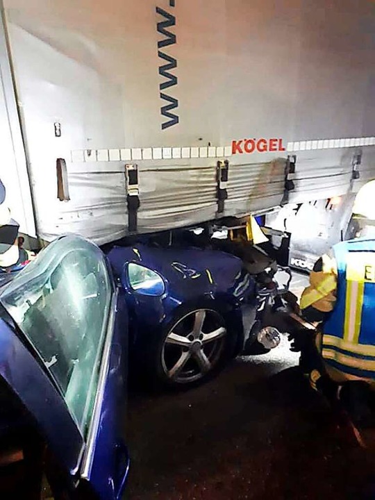 Das Auto aus der Schweiz klemmte acht ...eter lang unter dem Heck des Lastzugs.  | Foto: Feuerwehr Emmendingen