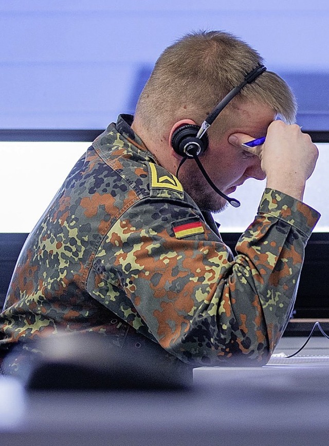 Auch Bundeswehrsoldaten helfen bei der Kontaktverfolgung.  | Foto: Rolf Vennenbernd (dpa)
