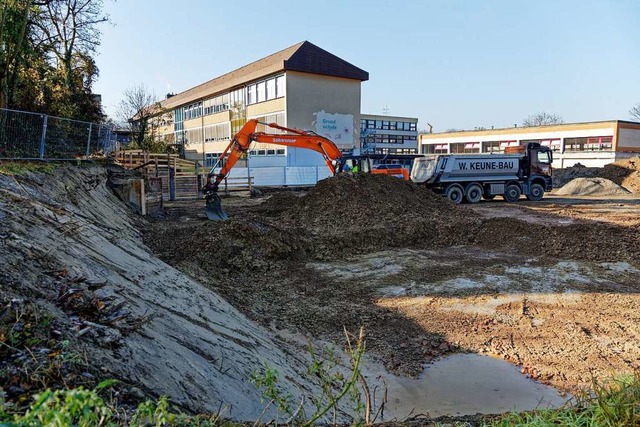 Die Bauarbeiten auf dem Areal der neue...le, die Realschule und die Turnhalle.   | Foto: Martin Wendel