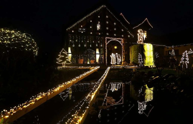 Mal als Rentiere und Weihnachtsmnner, mal als Sterne und Eiskristalle.  | Foto: Karl-Josef Hildenbrand (dpa)