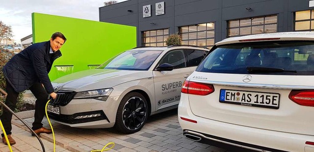 Neue Stromer auf dem Hof: Pascal Schmo...-Flaggschiffen von Skoda und Mercedes.  | Foto: Gerhard Walser