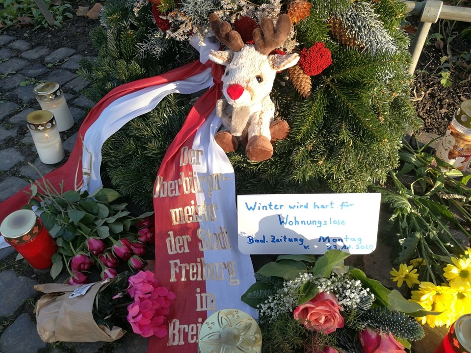 Am Fundort der toten Frau wurde ein Kranz niedergelegt  | Foto: Klaus Gauggel