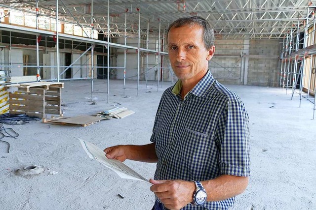 Da war er noch Bauamtsleiter in Gundel...Mller in der Sporthalle der Gemeinde.  | Foto: Max Schuler