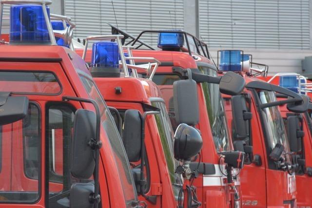 Feuerwehr lscht Dachbrand bei Evonik in Rheinfelden