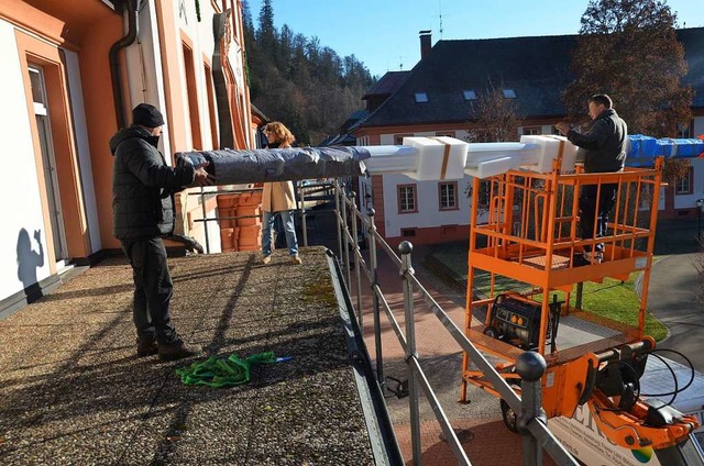 Die schwere und groe neue Kinoleinwan...Hebebhne auf den Balkon des Kursaals.  | Foto: Christiane Sahli