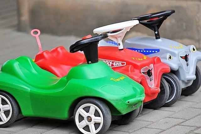 In der Kita Umkirch fahren Kinder mit Bobbycars in ein 