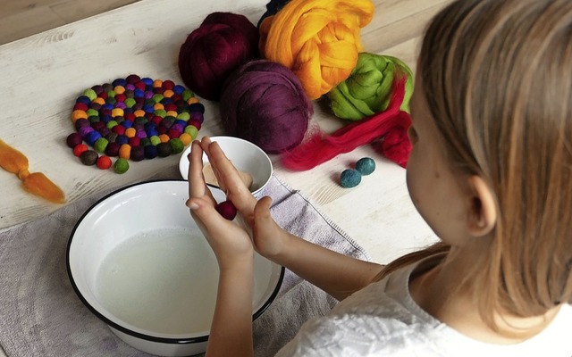 Echte Handarbeit: Beim Filzbllerollen brauchen Kinder viel Geduld.   | Foto: Silke Kohlmann