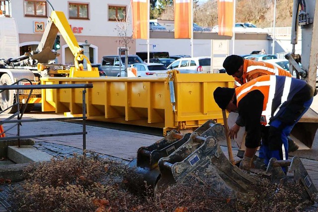 Bagger und Lastwagen rckten am Freita...er Stromversorgung sofort vorzunehmen.  | Foto: Martha Weishaar