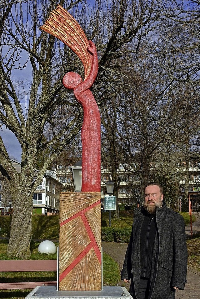 Simon Stiegeler neben seiner Skulptur ...k von Hchenschwand aufgestellt wurde.  | Foto: Stefan Pichler
