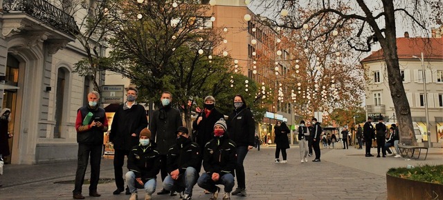 Auch beim Hebelpark leuchten jetzt zur...ten in der Abenddmmerung die i-Balls.  | Foto: Barbara Ruda