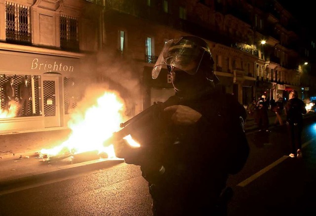 Das aggressive Vorgehen der Pariser Po...r  Emprung in Frankreich beigetragen.  | Foto: Michel Euler (dpa)