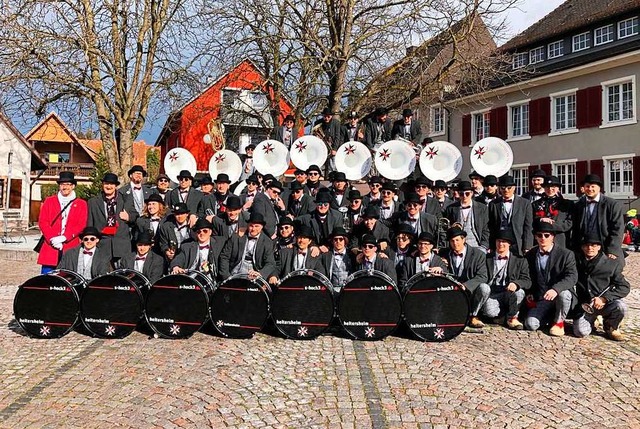 Die Musiker in voller Montur als &#822...htte es ein neues Motto geben sollen.  | Foto: Strauschoehschlurbi Heitersheim