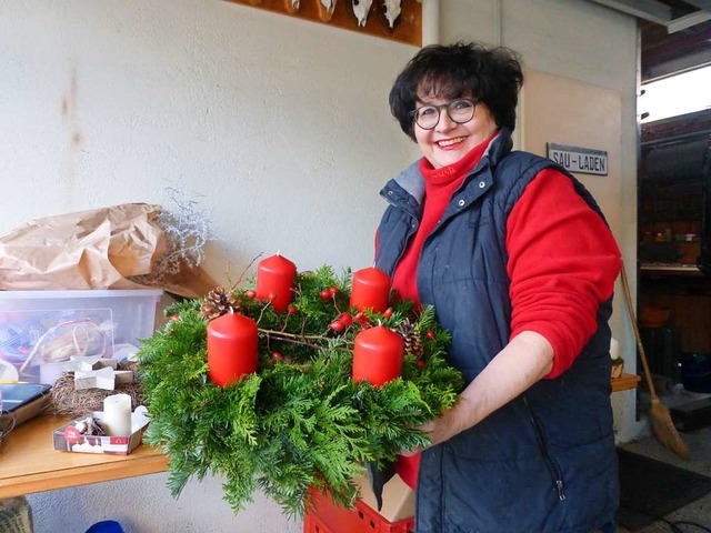 Monika Massie bietet  statt auf dem We...ihre selbstgemachten Adventskrnze an.  | Foto: Andrea Gallien