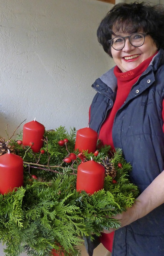 Monika Massie bietet  statt auf dem We...hre selbstgemachten Adventskrnze an.   | Foto: Andrea Gallien