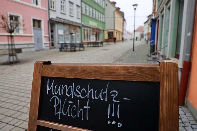 In Hildburghausen gilt jetzt unter anderem eine Maskenpflicht...  | Foto: Bodo Schackow (dpa)