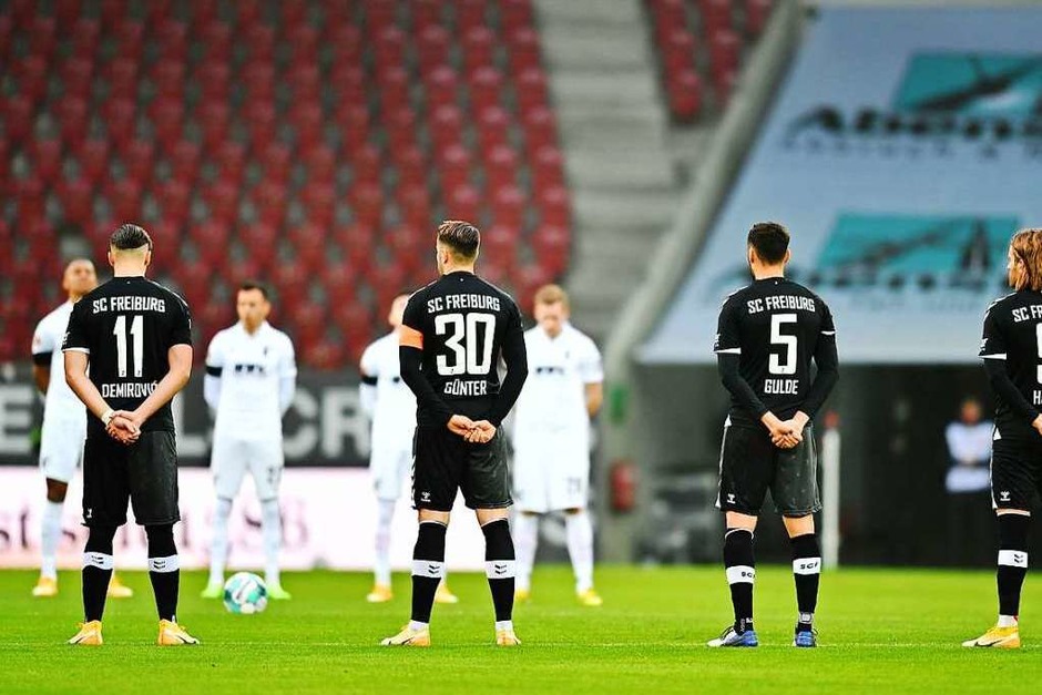 Gedenken vor dem Anpfiff für den verstorbenen Diego Armando Maradona. (Foto: SC Freiburg/Achim Keller) Gedenken vor dem Anpfiff für den verstorbenen Diego Armando Maradona. (Foto: SC Freiburg/Achim Keller)