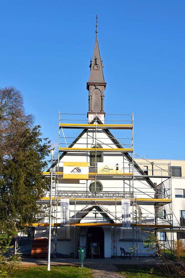 Seit dieser Woche hat sie ihren Turm w...irche wird gerade aufwndig renoviert.  | Foto: Horatio Gollin