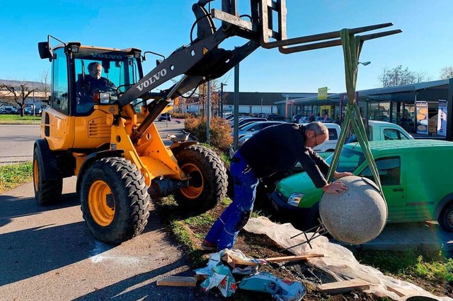 Am Freitag hat Werkhofleiter Werner St...er anderen Seite des Geh- und Radwegs.  | Foto: Tanja Brgelin-Arslan