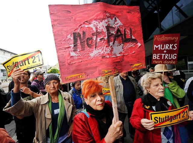 Bahnhofsgegner demonstrieren  2011 gegen das Bahnprojekt  S21.  | Foto: Bernd Weibrod