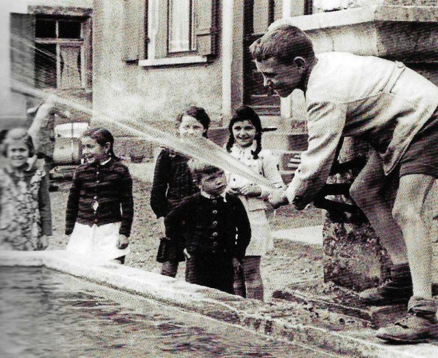Brunnen waren und sind stets beliebte Spielorte fr Kinder, auch in Wyhlen  | Foto: Rolf Reimann