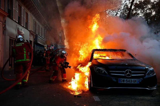 Feuerwehrkrfte lschen ein  brennende...icherheitsgesetz eskalierte die Gewalt  | Foto: Francois Mori (dpa)