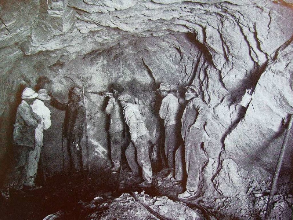 Arbeiter treiben den Stollen von Blasi...Kraftwerk Schwarzabruck in den Granit.  | Foto: Archiv Zapf